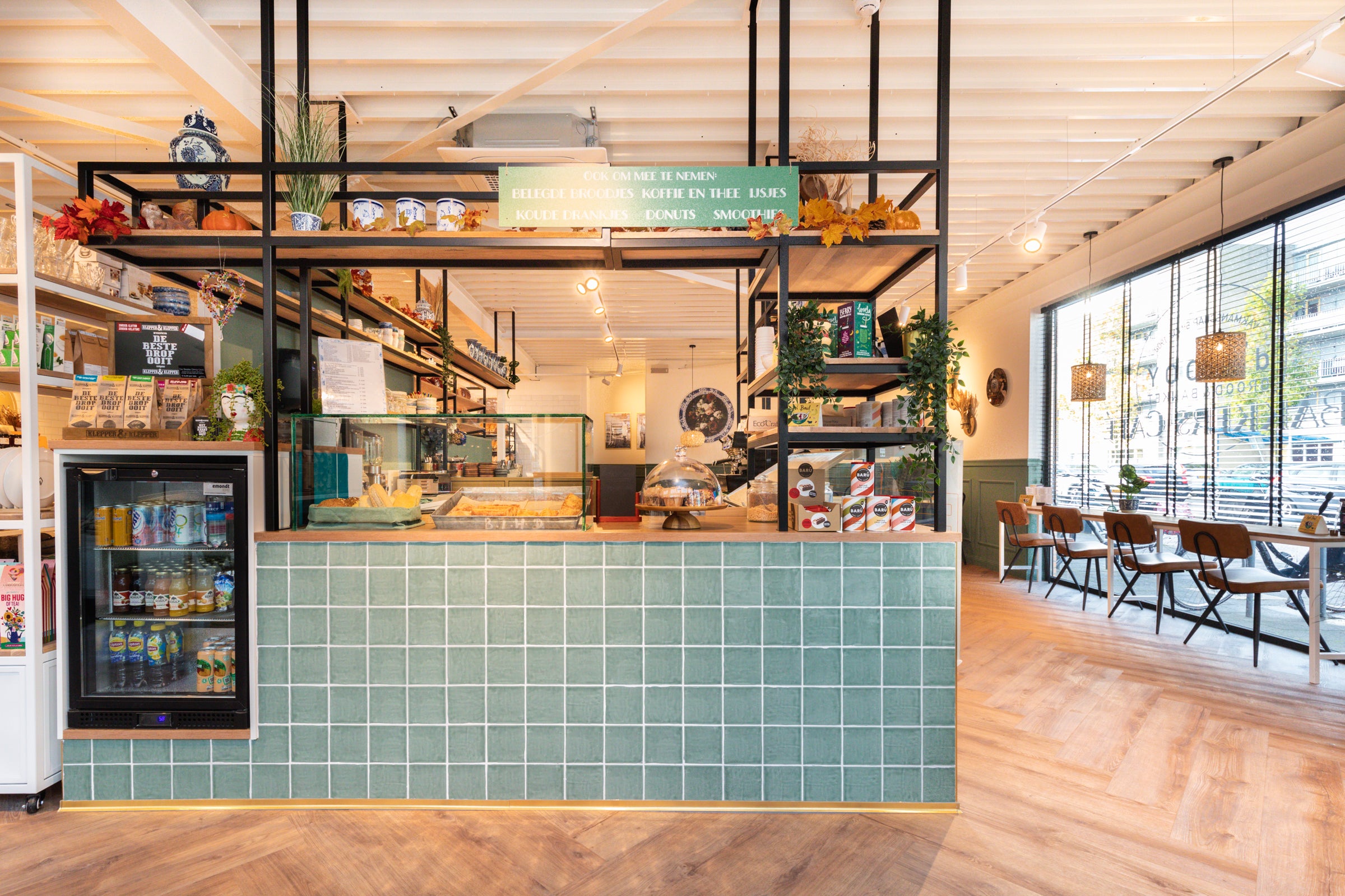 Toonbank met tegels in het groen voor bakkerij de Rooy in Roosendaal - Winkelinterieur met een PAUW effect