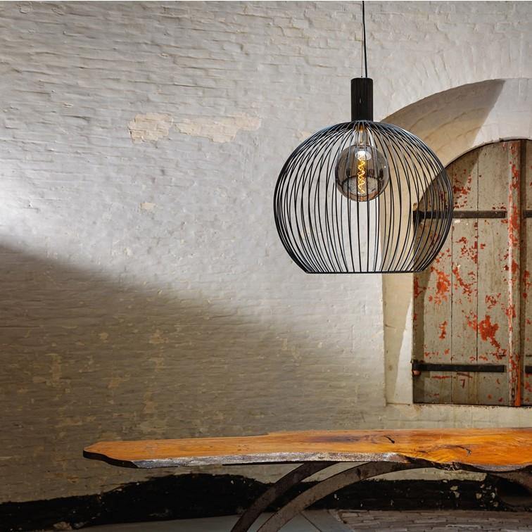Sfeerfoto Pelec hanglamp in een minimalistische ruimte