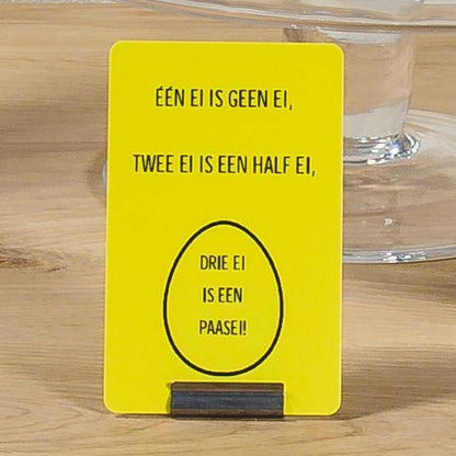 Close-up van een mat geel PVC prijskaartje