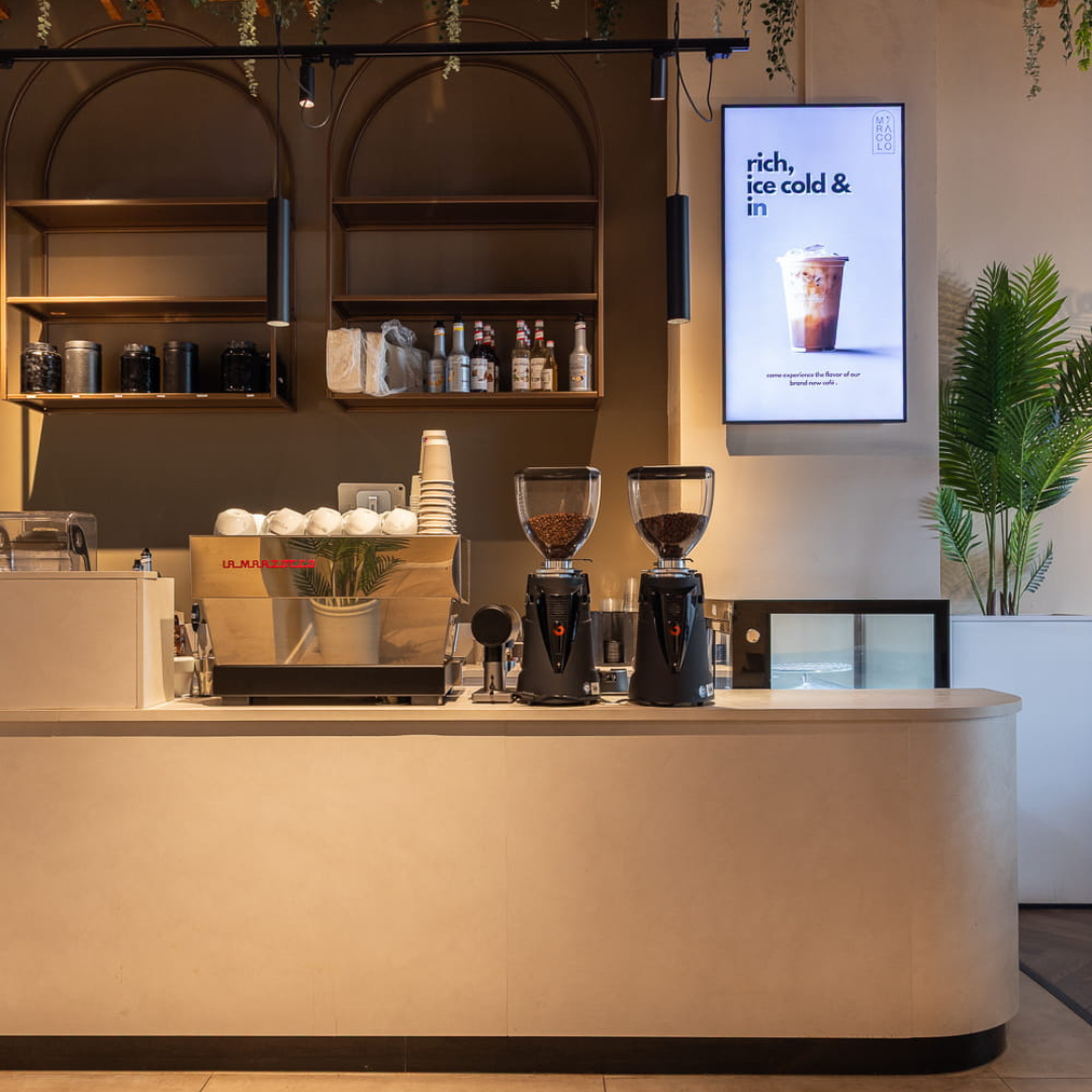 Toonbank met koffiebar in Oesterbeige bij Miracolo