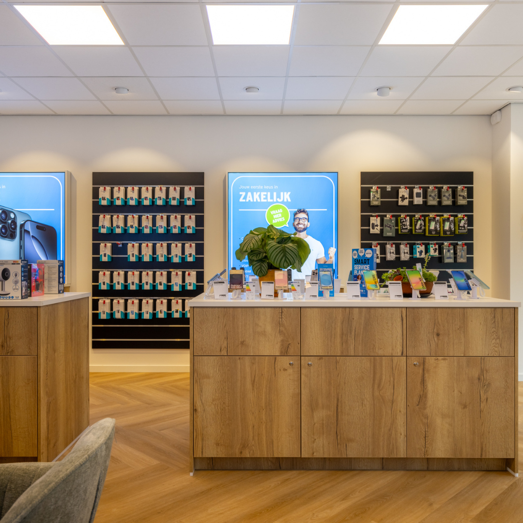 Maatwerk kast in een telefonie winkel
