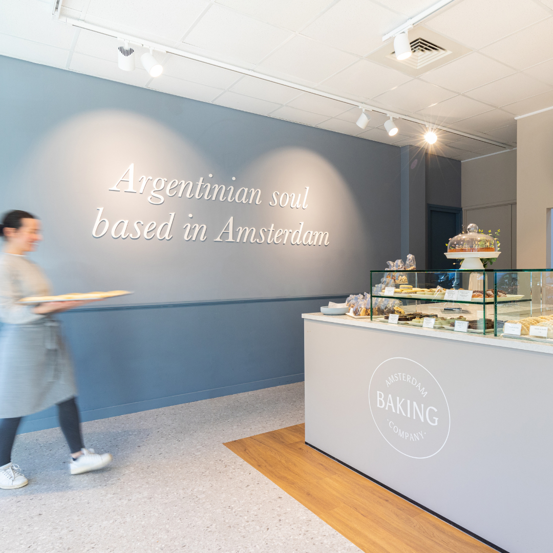 Hoektoonbank met glasopstand bij Amsterdam Baking Company