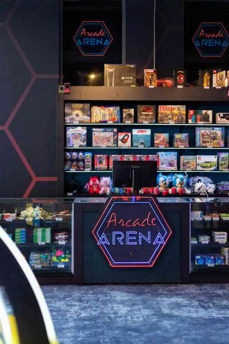 winkelinrichting op maat met gaming toonbank, neon logo, productpresentatie en winkelstellingen in arcade winkelinterieur