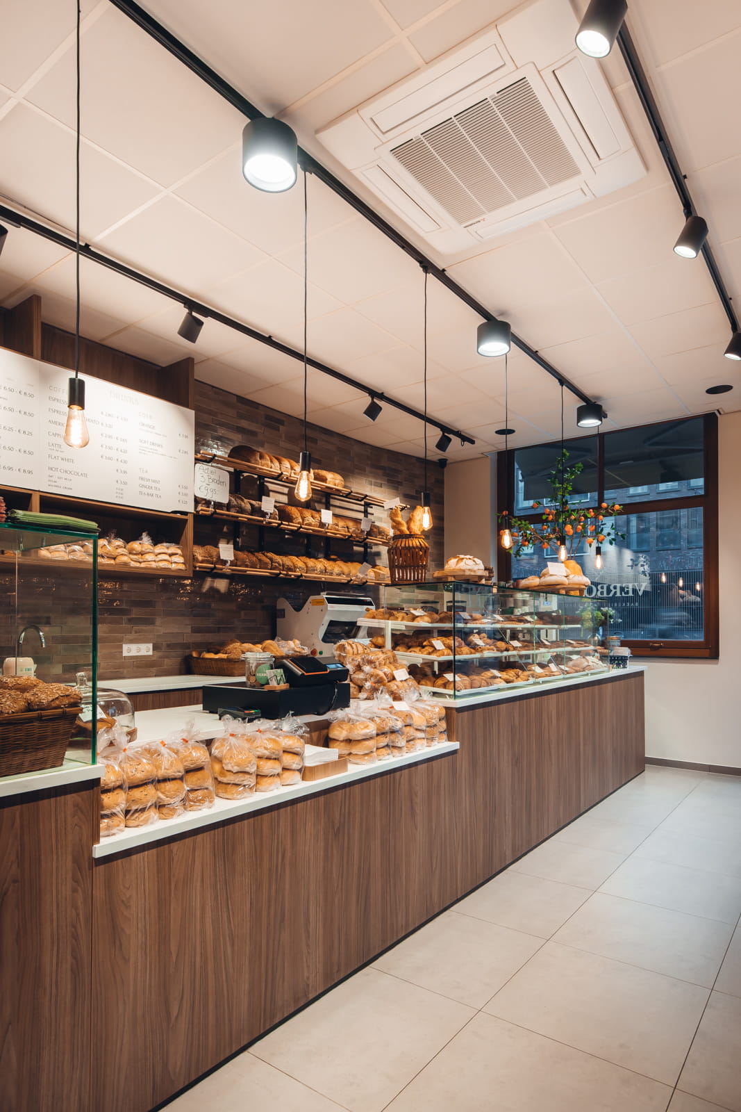 Bakkerij Verboom inrichting met hout en warme tinten. Winkelinrichting voor winnende bakkerijen en patisserie koop je bij PEACK interior Apeldoorn