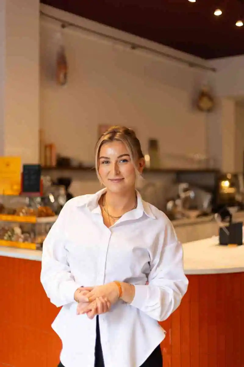 moderne winkelinrichting met ondernemer voor maatwerk toonbank