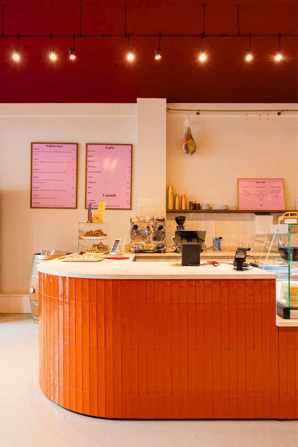 ronde toonbank met oranje tegels 