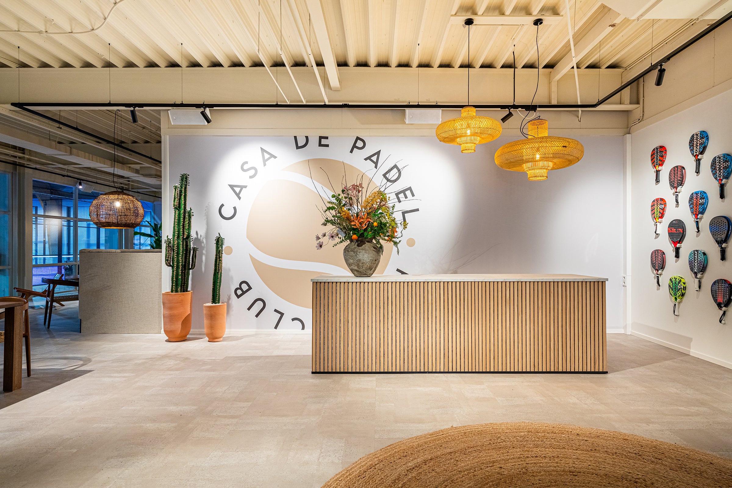 Toonbank met latjesbouw in een sportschool