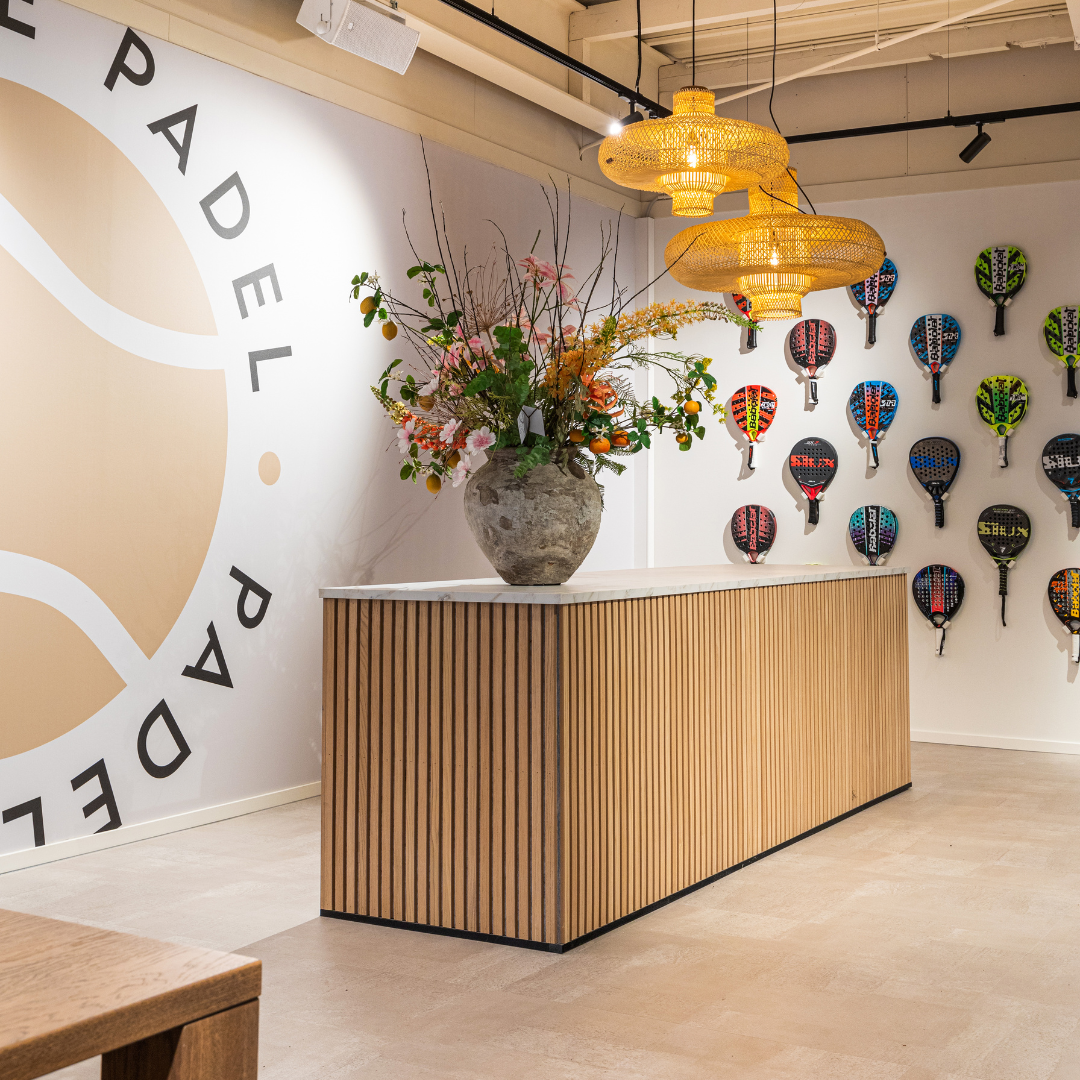 Toonbank met latjesombouw in een padel school