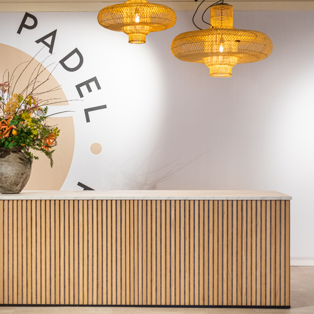 Vooraanzicht van toonbank met latjesombouw