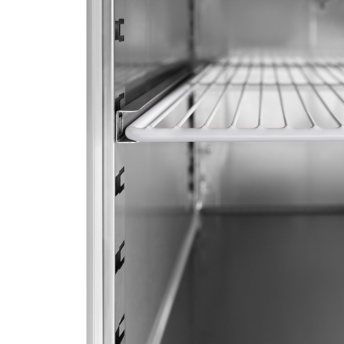 Dieptekoelwerkbank met glanzende metalen binnenkant en verwijderbare draadrekken zonder werkblad.