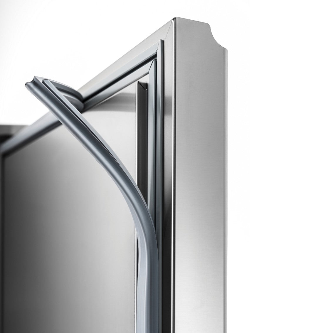 RVS koelwerkbank met open scharnierende deur en standaard werkblad, close-up van hoek.