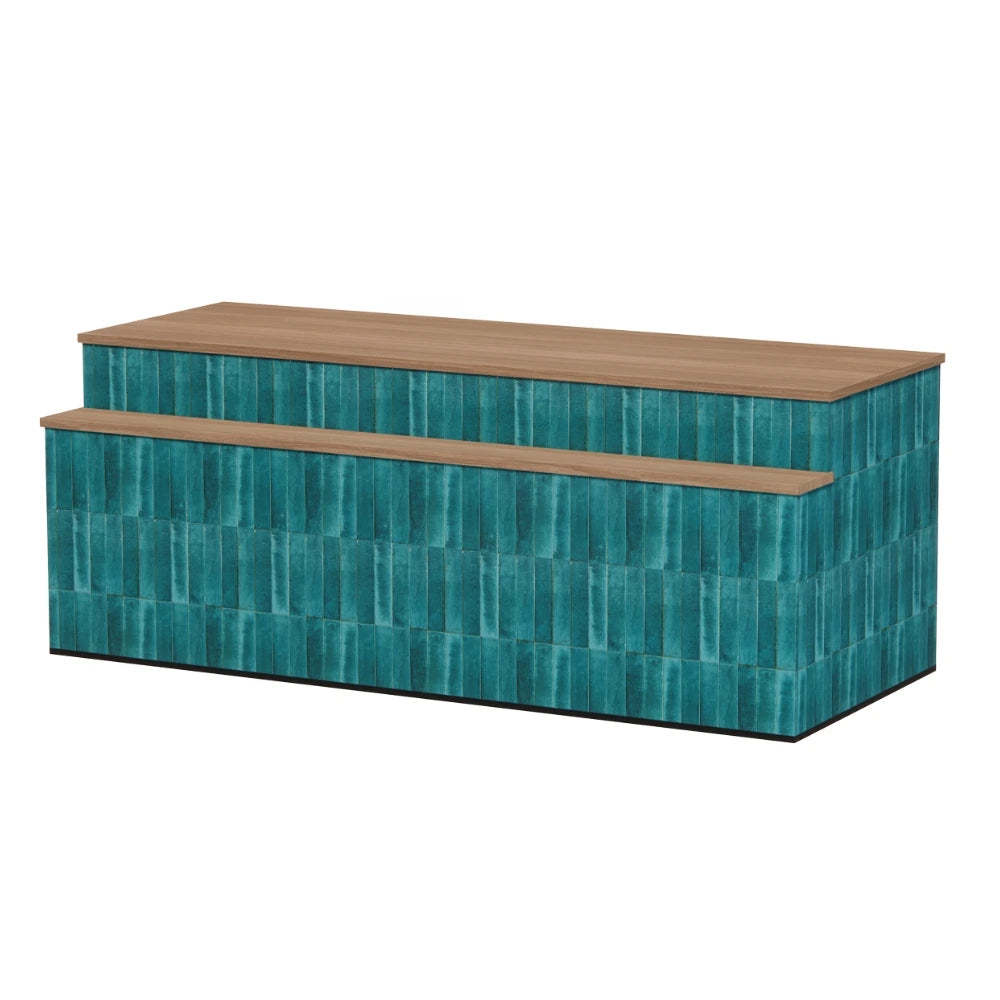 Moderne rechthoekige toonbank met oceaanblauwe keramische tegellook, toffee walnoothouten blad en tweelaags design, strak en eigentijds ontwerp.
