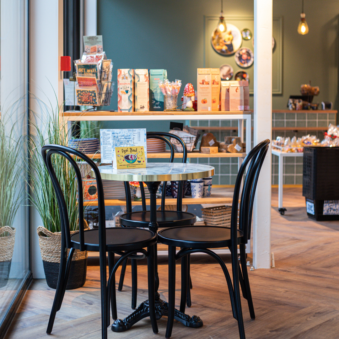 Tafel met stoelen in Bakkerij de Rooy