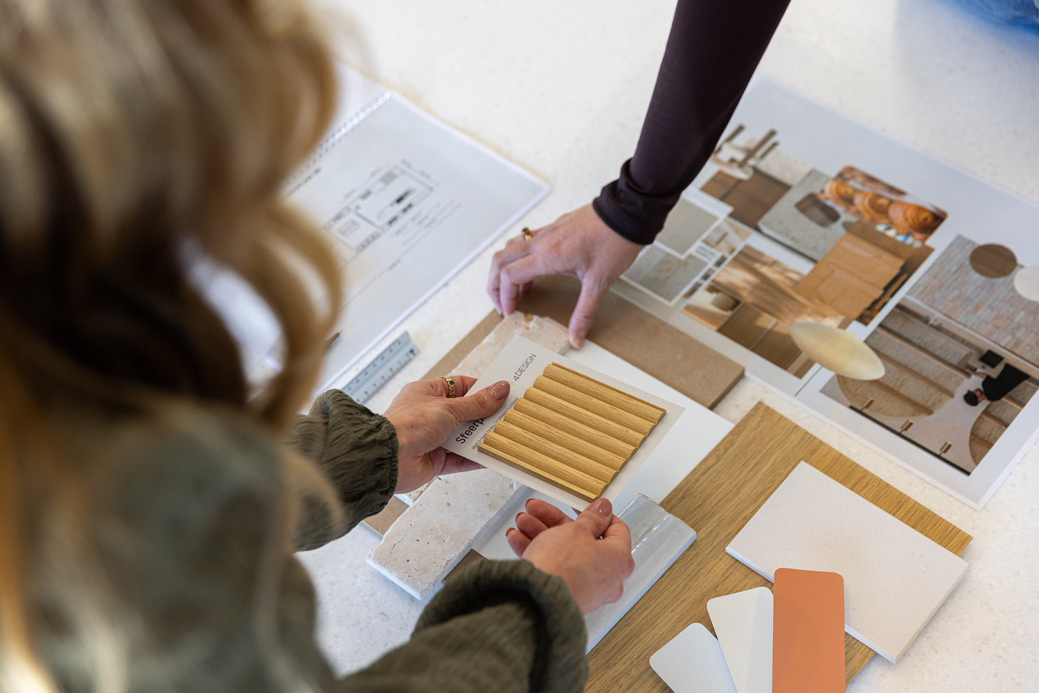 Sfeerbeeld van het maken van een moodboard