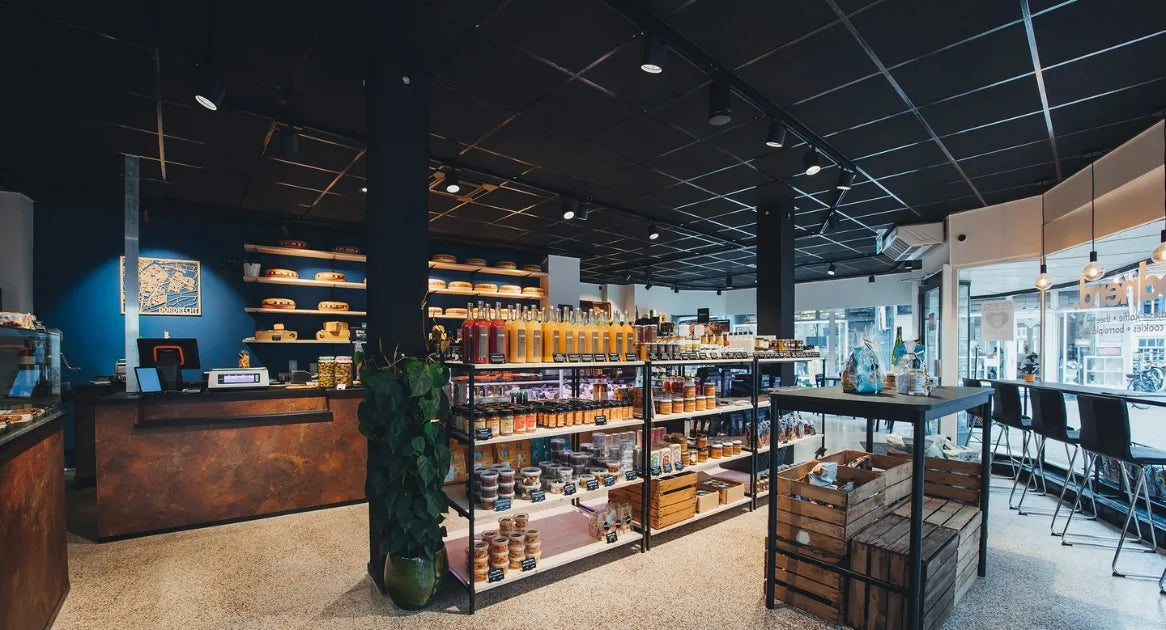 winkelinrichting op maat met winkelstellingen, productpresentatie, roestkleurige toonbank en modern speciaalzaak winkelinterieur