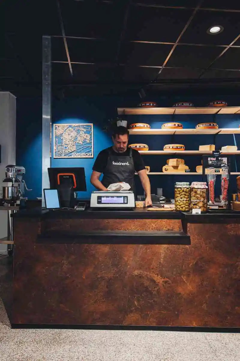 moderne winkelinrichting met maatwerk toonbank en productpresentatie