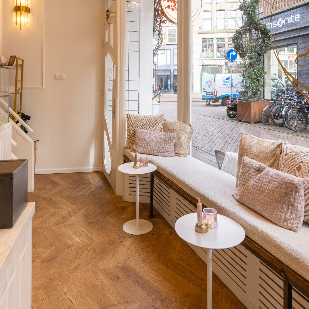 Zitbank bij Luna's Amsterdam