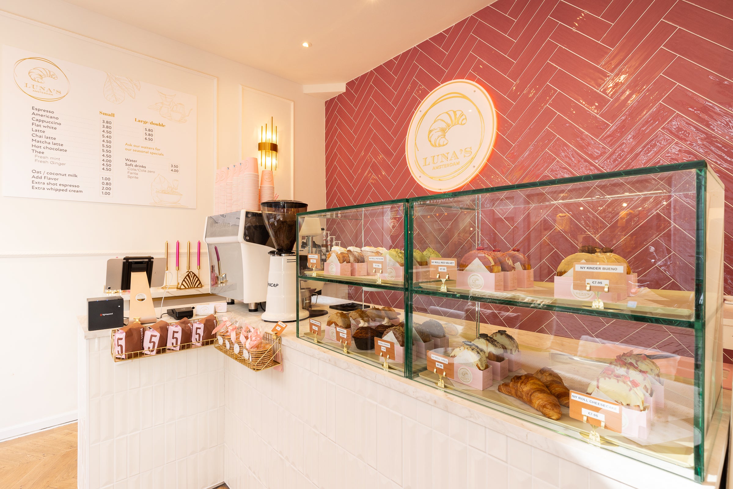 Toonbank met witte tegeltjes bij Luna's Amsterdam