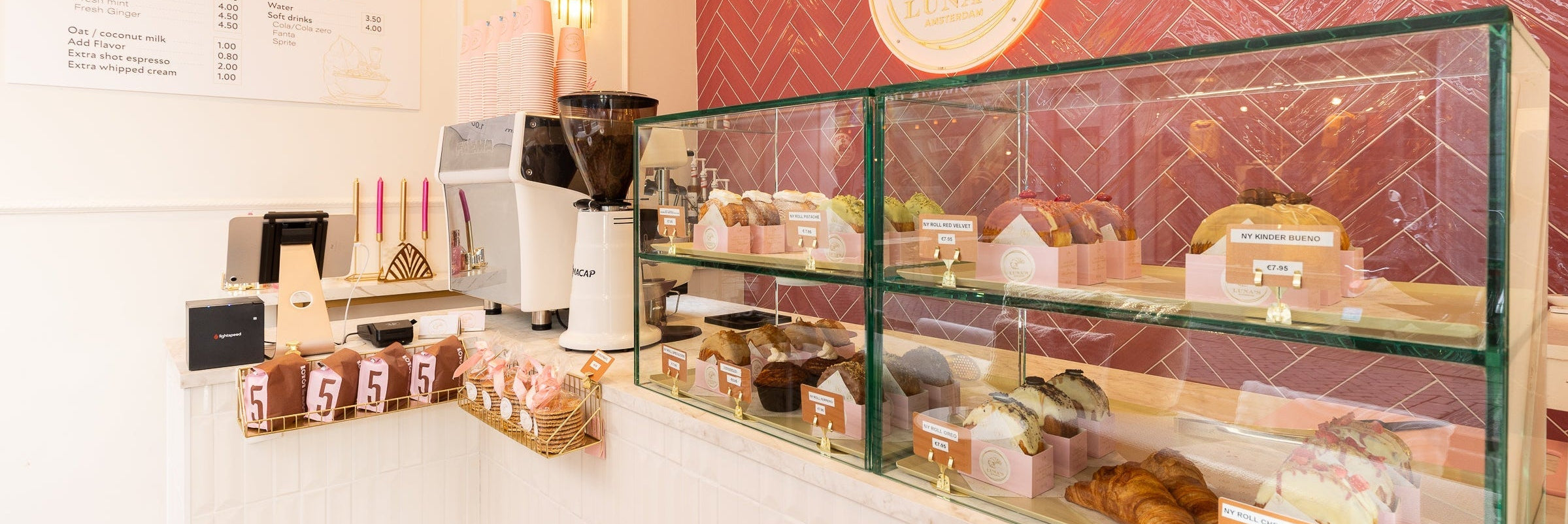 Toonbank met witte tegeltjes bij Luna's Amsterdam