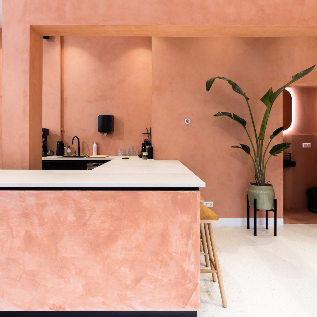 Een roze interieur bij Margo's Amsterdam