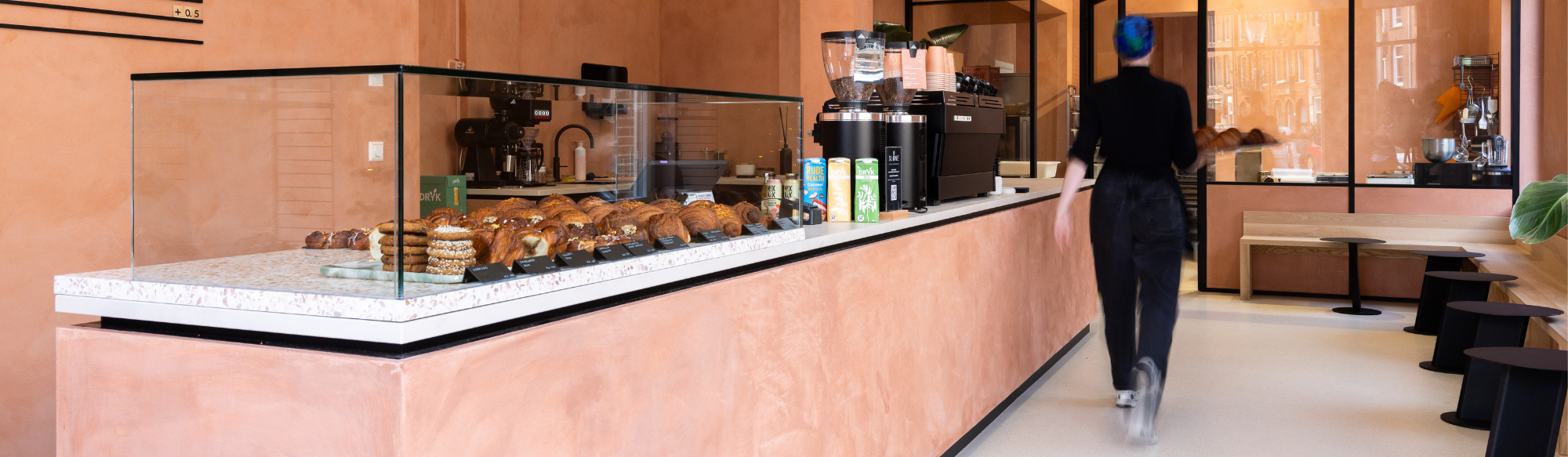 Roze interieur in een koffiezaak