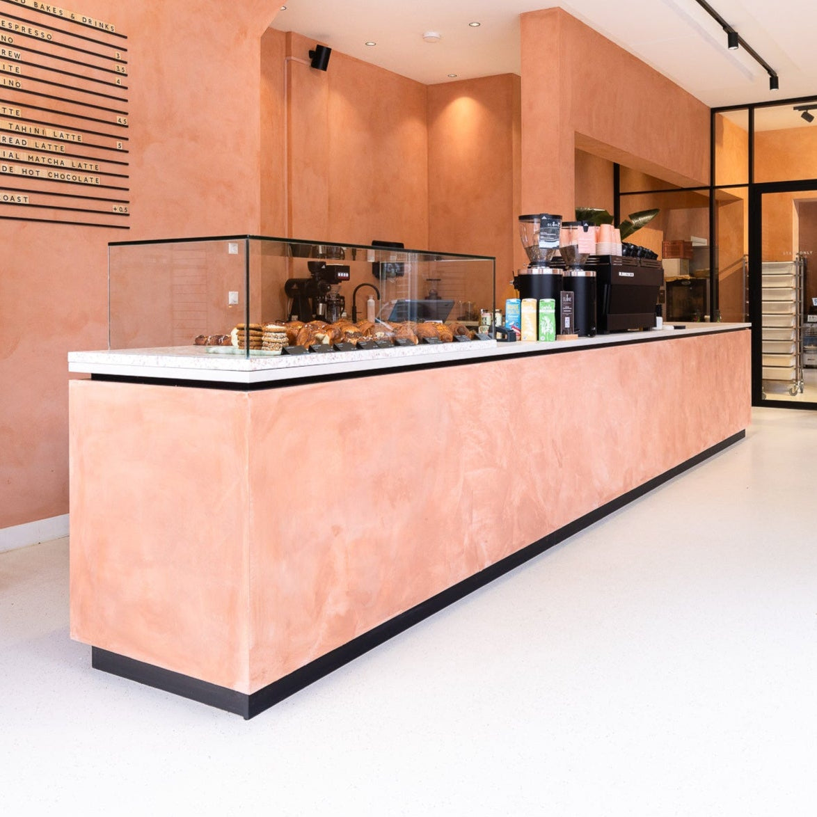 Strakke, moderne toonbank met een HPL ombouw in de kleur roze