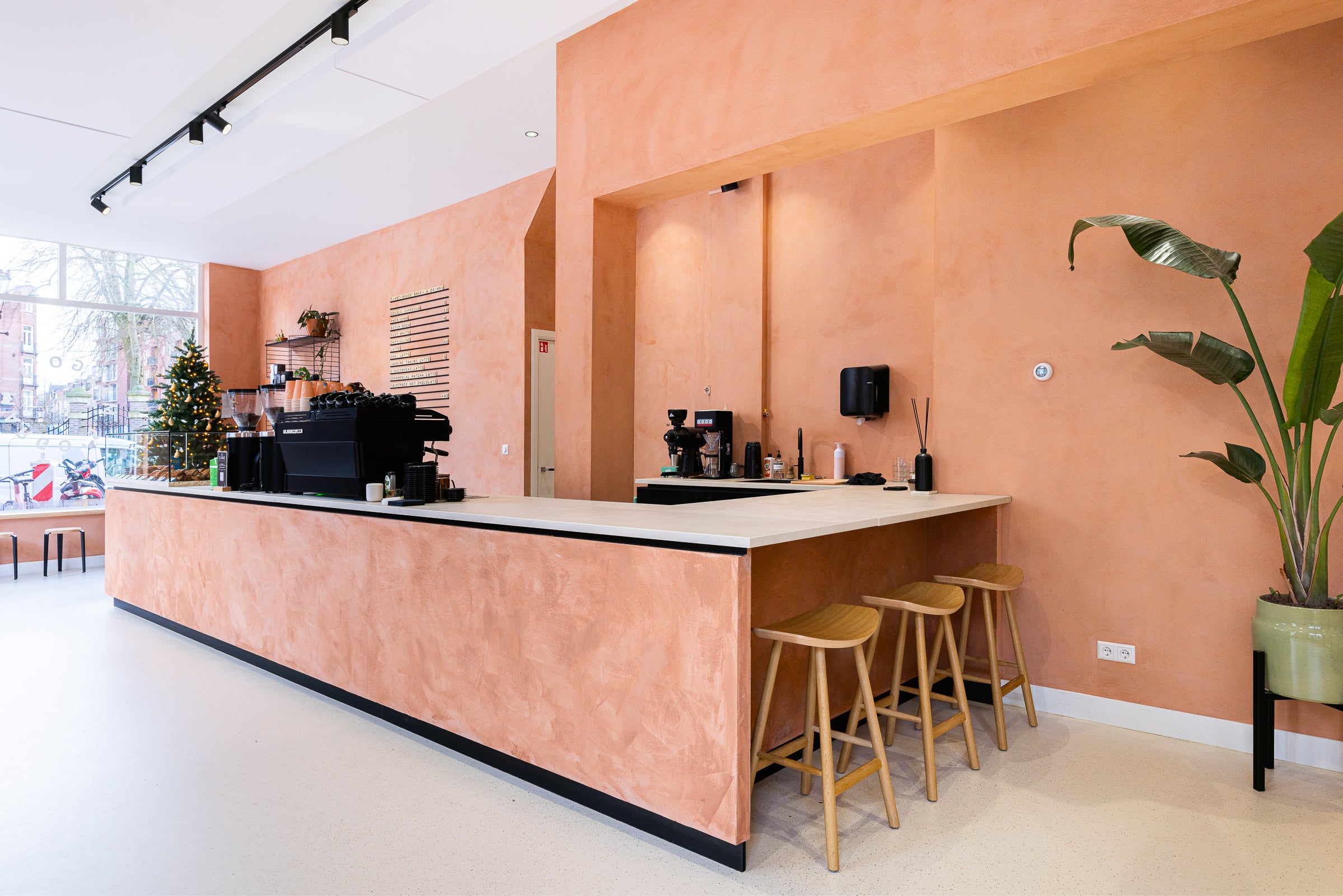 Koffiezaak interieur in de kleur roze