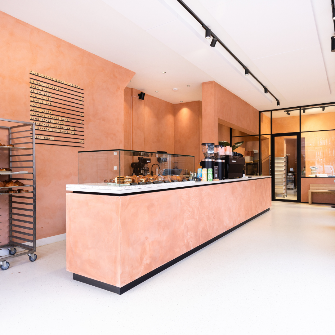 Een roze interieur voor koffiezaak Margo's in Amsterdam