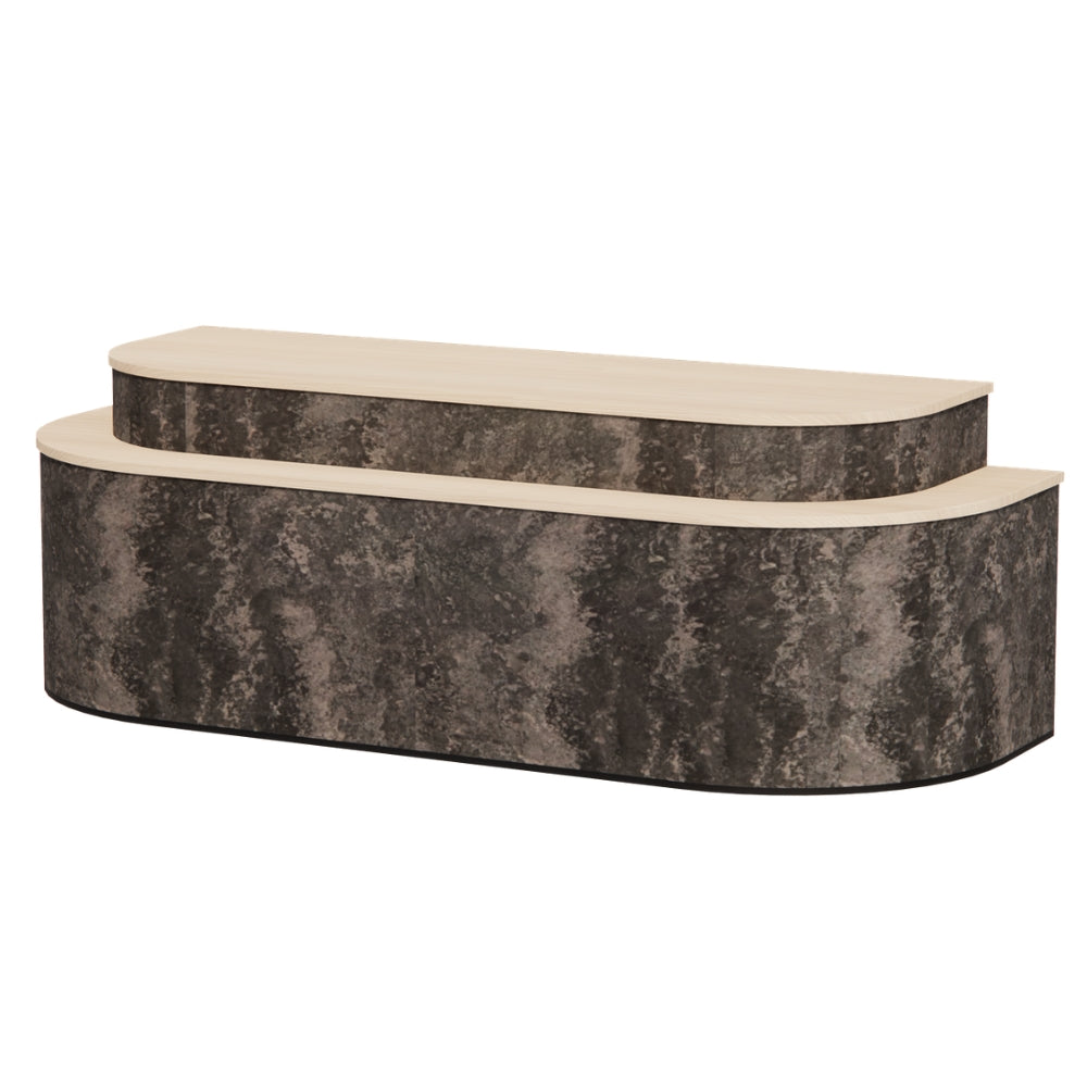 Moderne ronde toonbank met donker steenlook front in grijsbruine tinten, naturel eikenhouten blad en tweelaags design met afgeronde hoeken.