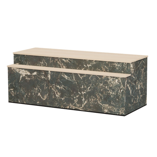 Moderne balie met donkergroen marmerlook front en licht eikenhouten blad en legplank, rechthoekig design op lichte achtergrond.