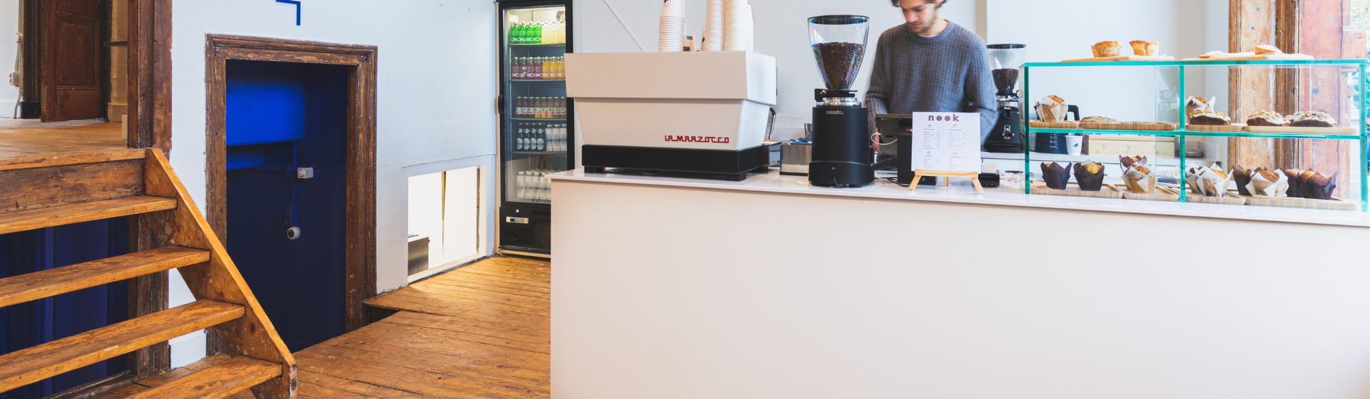 Sfeerbeeld van toonbank TONNY in een koffiezaak