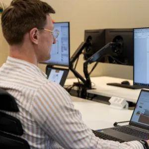 winkelinrichting op maat ontwerp op computer met 3D interieurvisualisatie in professioneel ontwerpstudio kantoor