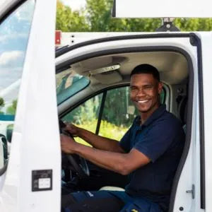 winkelinrichting op maat montage met monteur in bedrijfsbus onderweg naar installatie van winkelinterieur