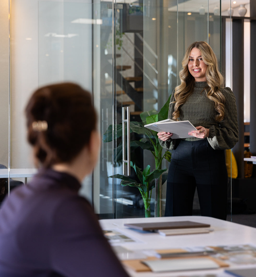 Interieurontwerpster komt binnen met materialen