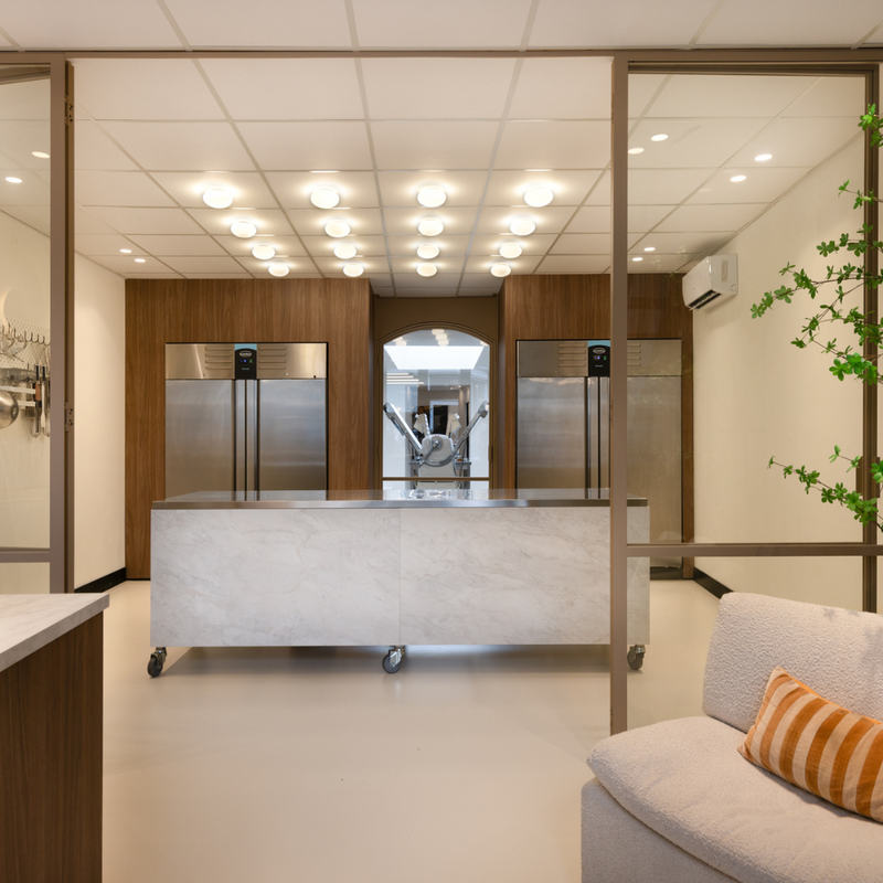 RVS werkbank met ombouw bij Patisserie Braaksma
