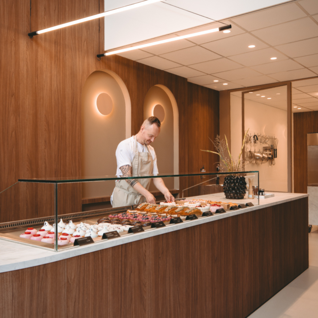 Eigenaar van Patisserie Braaksma aan het werk