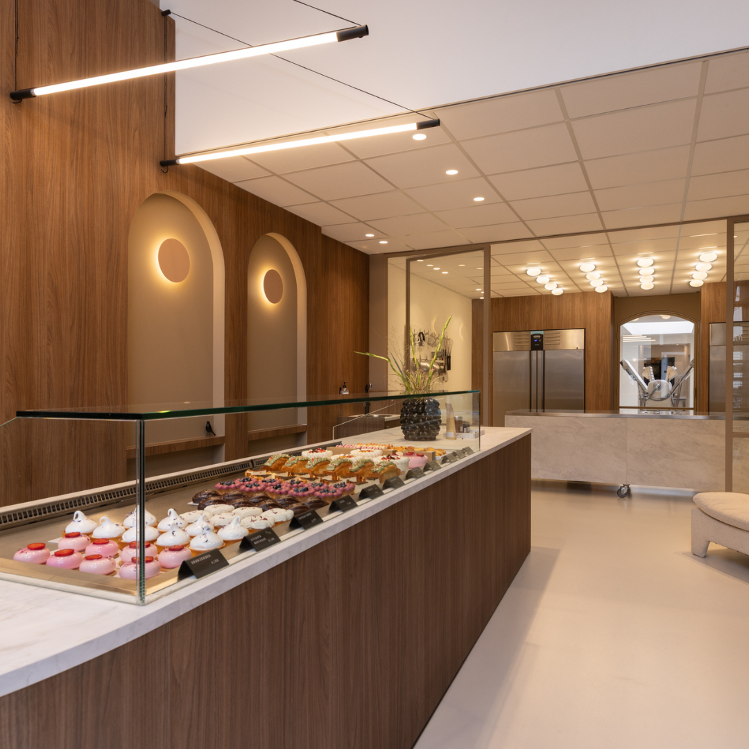 Stakke toonbank met glasopstand bij Patisserie Braaksma