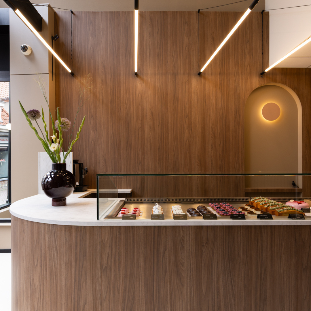 Toonbank met ronde hoek bij de entree van Patisserie Braaksma