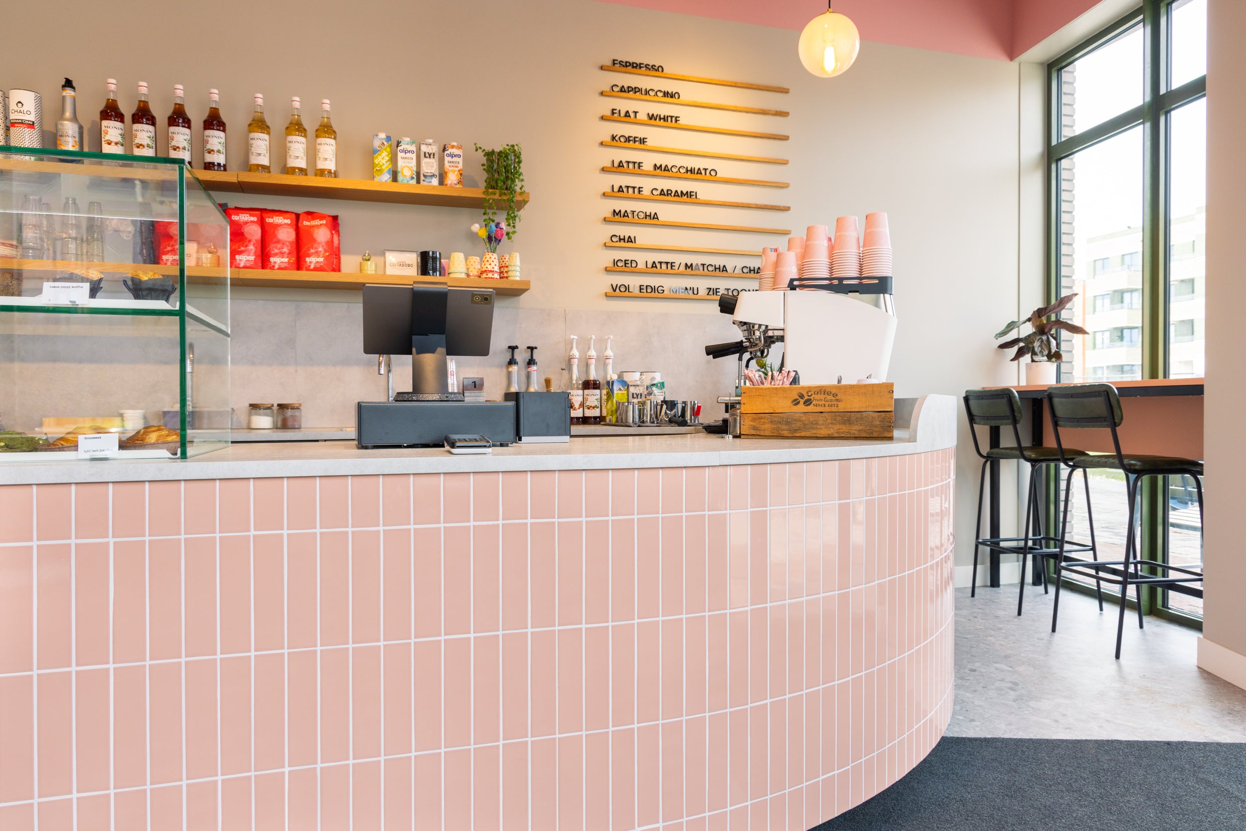 Sfeerbeeld van de roze toonbank bij Koffiepunt Almere