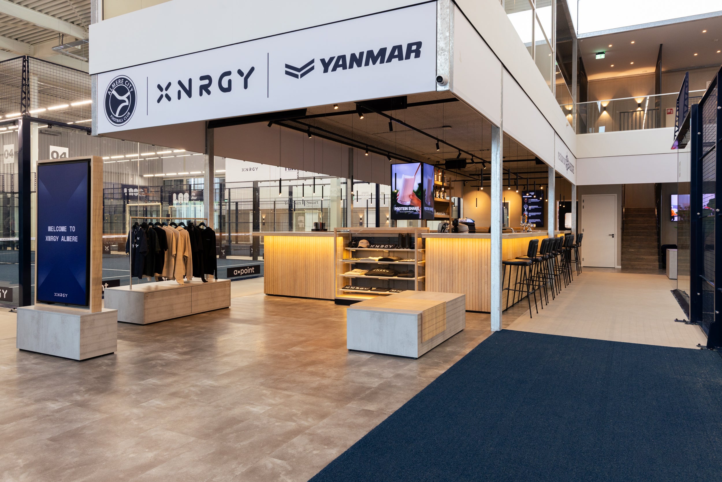 Bar en maatwerk meubels bij de entree van padelclub XNRGY