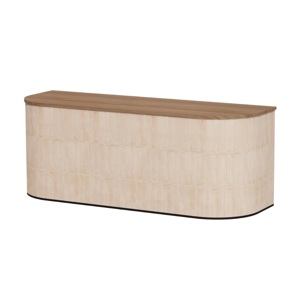 Moderne rechthoekige toonbank met zandkleurige keramische tegellook, toffee walnoothouten blad en afgeronde hoeken, warm en minimalistisch ontwerp.