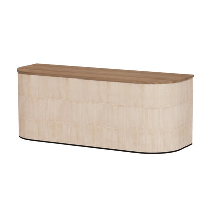 Moderne rechthoekige toonbank met zandkleurige keramische tegellook, toffee walnoothouten blad en afgeronde hoeken, warm en minimalistisch ontwerp.