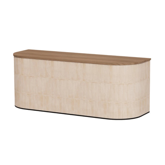 Moderne rechthoekige toonbank met zandkleurige keramische tegellook, toffee walnoothouten blad en afgeronde hoeken, warm en minimalistisch ontwerp.