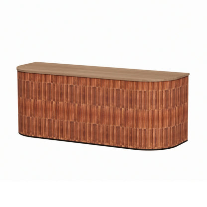 Moderne rechthoekige toonbank met karamelkleurige keramische tegellook, toffee walnoothouten blad en afgeronde hoeken, warm en stijlvol ontwerp.
