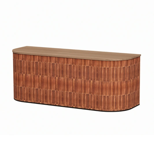Moderne rechthoekige toonbank met karamelkleurige keramische tegellook, toffee walnoothouten blad en afgeronde hoeken, warm en stijlvol ontwerp.