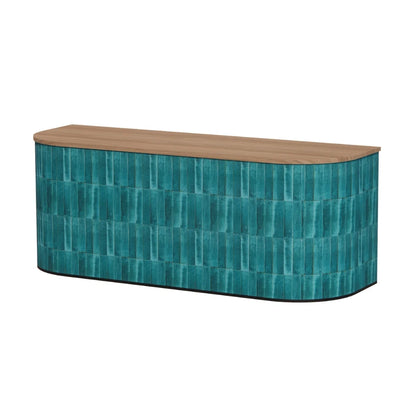 Moderne rechthoekige toonbank met oceaanblauwe keramische tegellook, toffee walnoothouten blad en afgeronde hoeken.