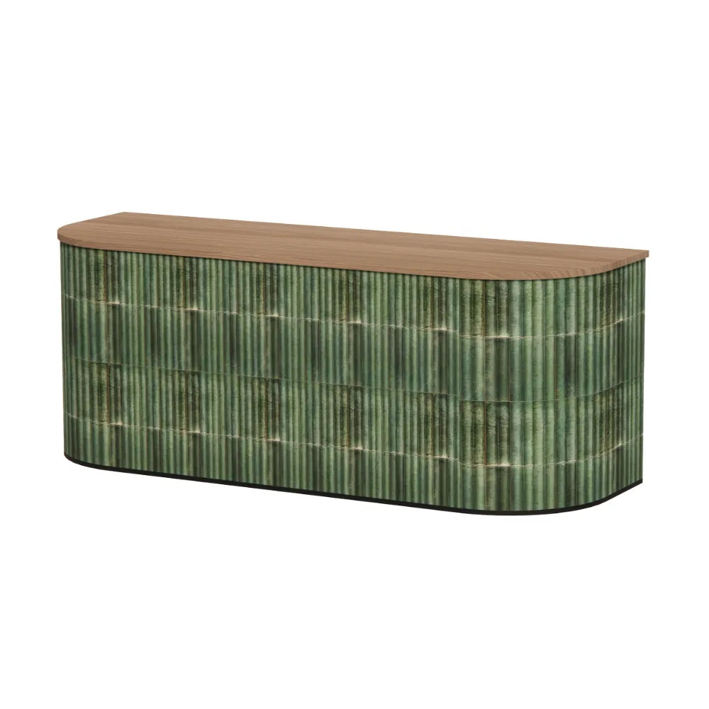 Moderne rechthoekige toonbank met smaragdgroene keramische tegellook, toffee walnoothouten blad en afgeronde hoeken, strak eigentijds ontwerp.