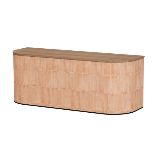 Moderne rechthoekige toonbank met terracotta keramische tegellook, toffee walnoothouten blad en afgeronde hoeken, warm en eigentijds ontwerp.