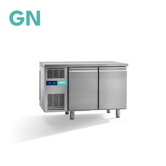 Roestvrijstalen koelwerkbank met twee deuren en standaard werkblad, inclusief koeleenheid en poten.