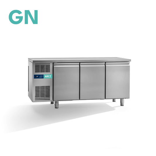 RVS koelwerkbank met drie deuren, standaard werkblad en digitale bedieningspaneel aan linkerzijde.